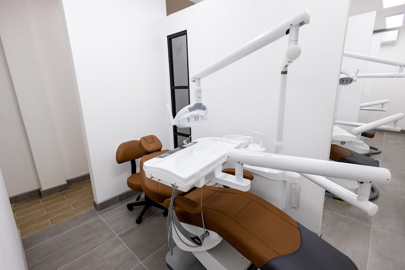 Dental chair and operatory light at Tooth Implant Co. dental clinic